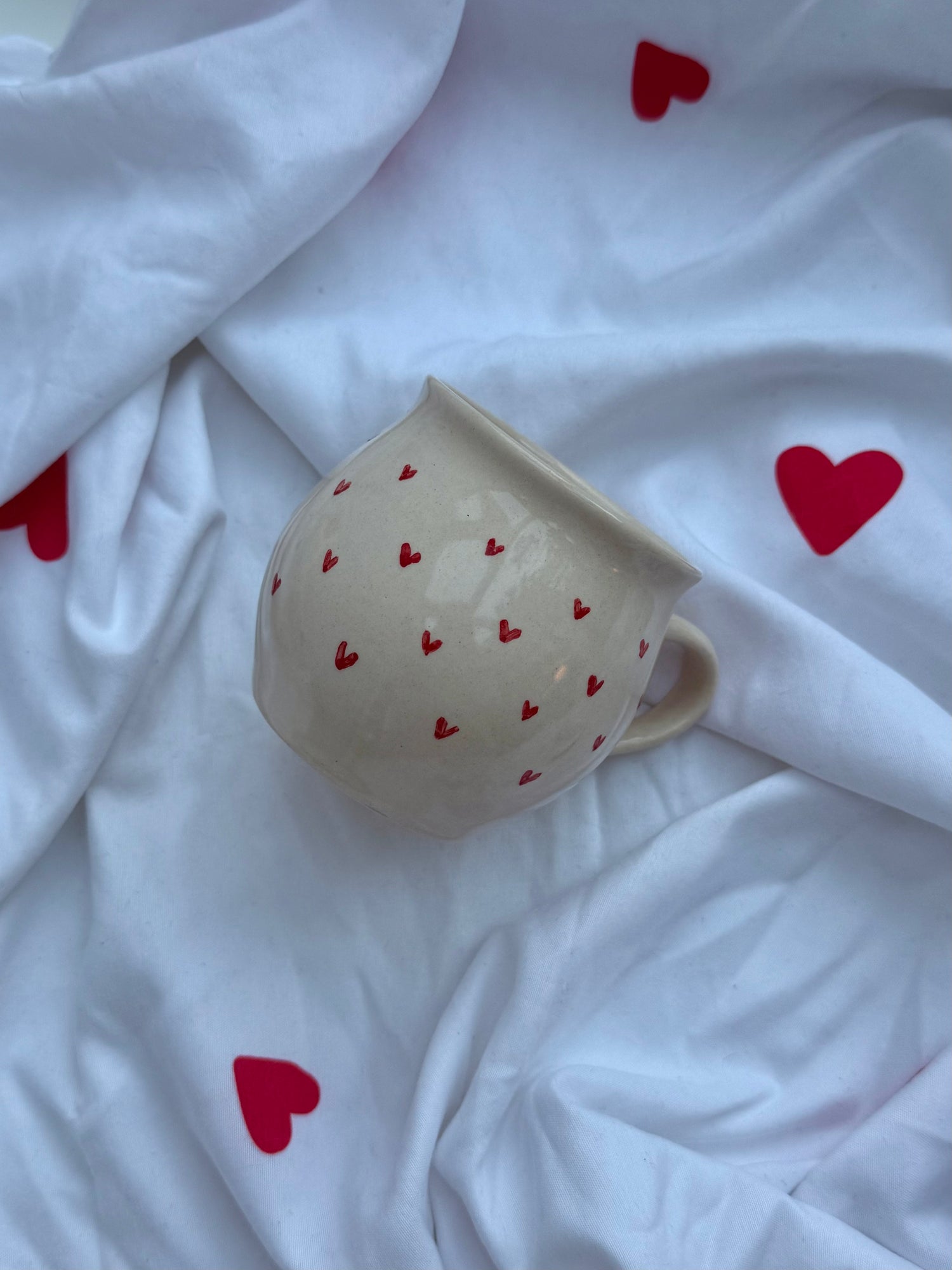 Hrnek s červenými srdíčky