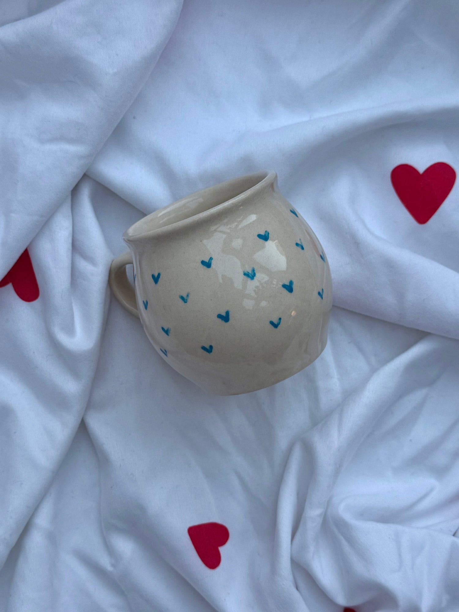 Hrnek s modrými srdíčky