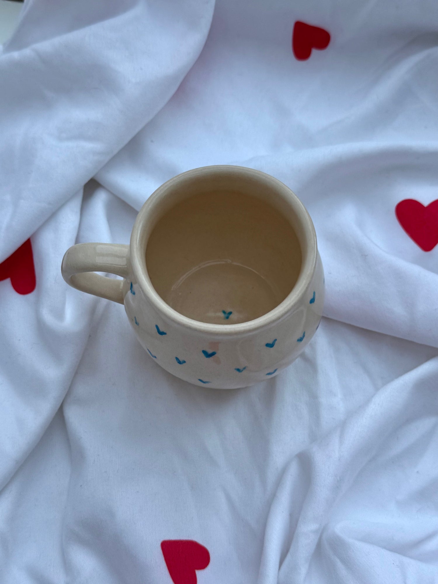 Hrnek s modrými srdíčky